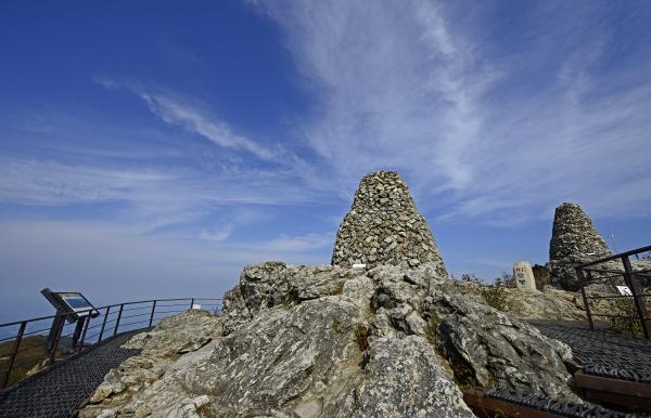 Profitez de la tranquillité des temples et de la vue imprenable sur les montagnes.