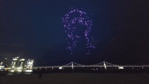 Un impressionnant spectacle de drones se déroulant 
en arrière-plan du pont Gwangandaegyo.