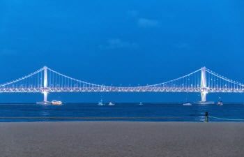 Une nuit éclatante de Busan accompagnée du spectacle lumineux de drones M de Gwangalli