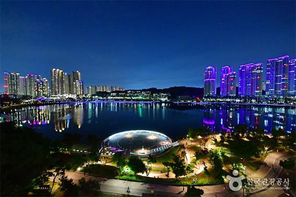 Un dessert à savourer, une exposition à contempler, un coucher de soleil à capturer : Suwon en une journée